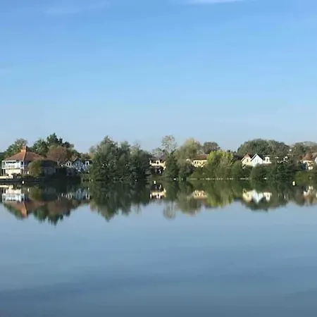 Maisonnette Au Bord Du Lac