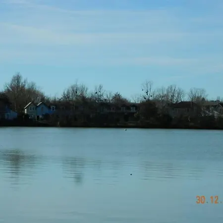 Maisonnette Au Bord Du Lac