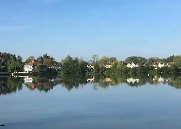 Maisonnette Au Bord Du Lac