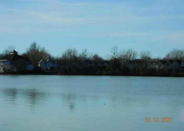 Maisonnette Au Bord Du Lac